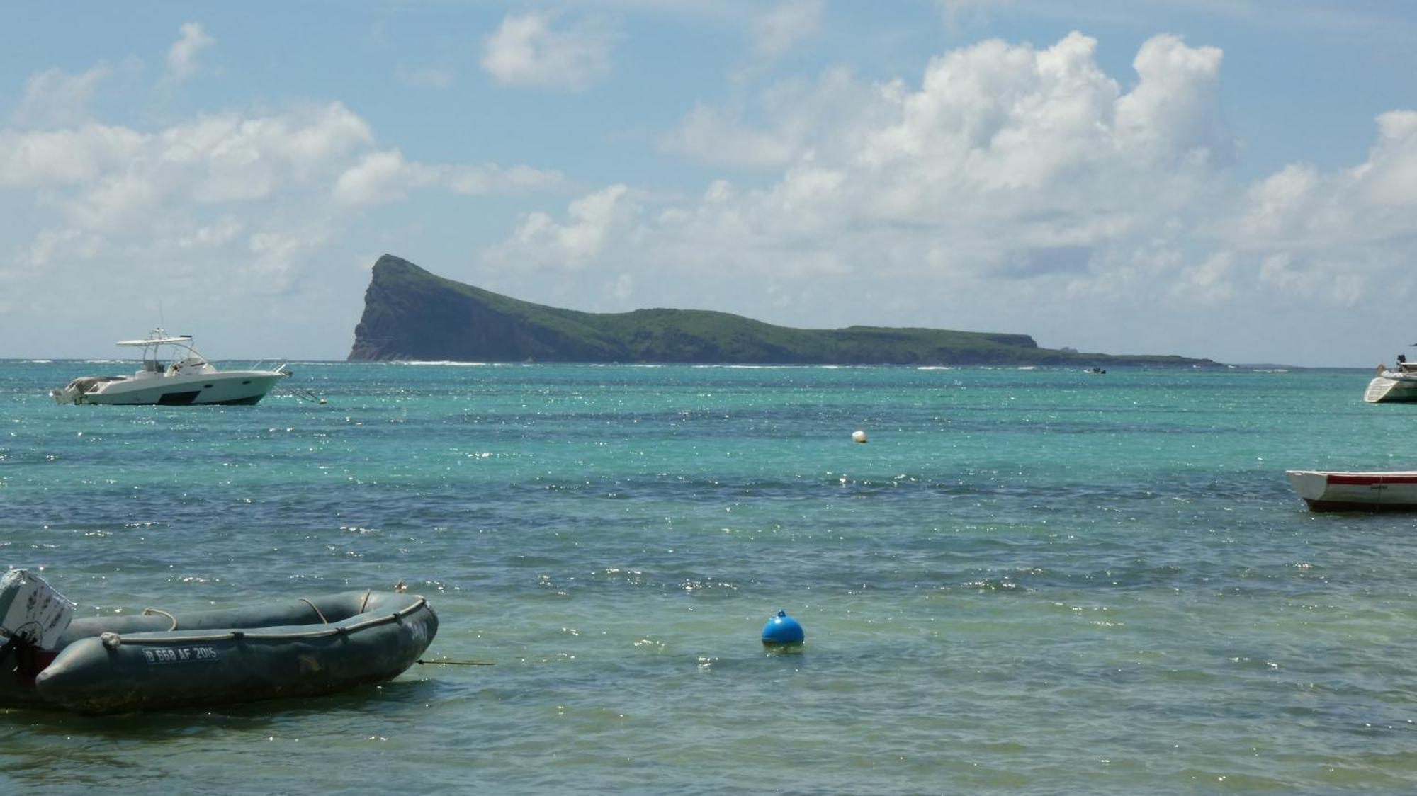 Appartement Le Dauphin Du Lagon Bleu - Plages De Mont Choisy Et De Trou Aux Biches Grand Baie Bagian luar foto